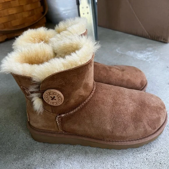 UGG chestnut Bailey Button Boots with Sheepskin Lining - Picture 2 of 7
